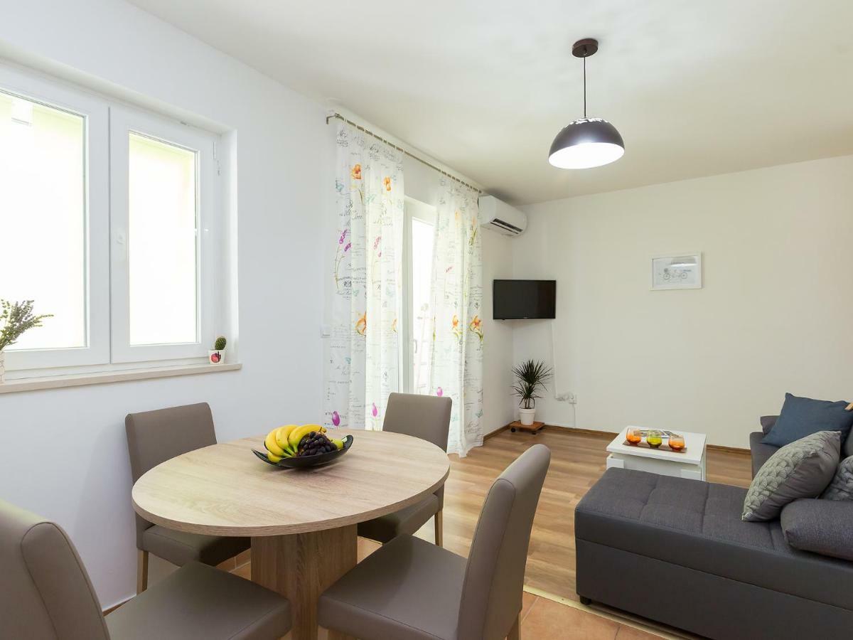Apartment Lory'S Place พูลา ภายนอก รูปภาพ